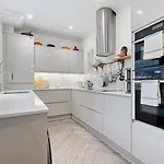 Gorgeous Victorian Town-house In With Parking - Pass The Keys بيت للعطل