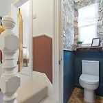 Gorgeous Victorian Town-house In With Parking - Pass The Keys *