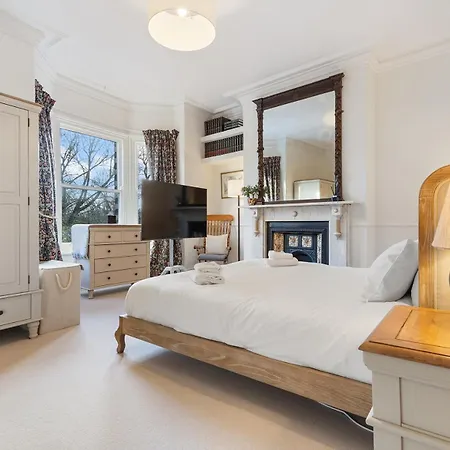 Gorgeous Victorian Town-house In With Parking - Pass The Keys Semesterbostad