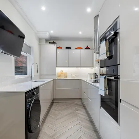 Gorgeous Victorian Town-house In With Parking - Pass The Keys *