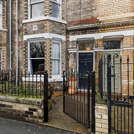 Gorgeous Victorian Town-house In With Parking - Pass The Keys *