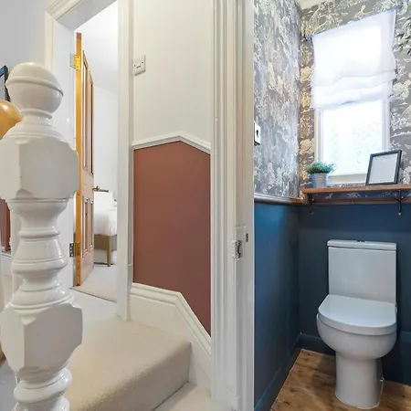 Gorgeous Victorian Town-house In With Parking - Pass The Keys *