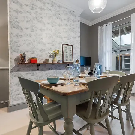 Gorgeous Victorian Town-house In With Parking - Pass The Keys York