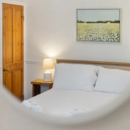 Gorgeous Victorian Town-house In With Parking - Pass The Keys *