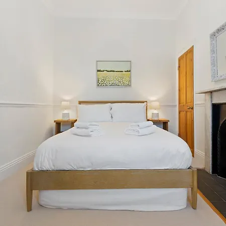 Gorgeous Victorian Town-house In With Parking - Pass The Keys