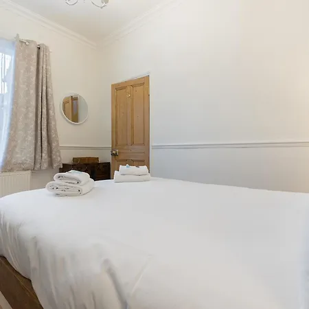 Gorgeous Victorian Town-house In With Parking - Pass The Keys * York