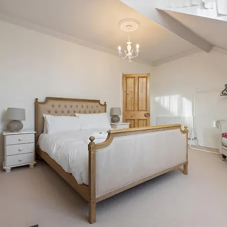 Dom wakacyjny Gorgeous Victorian Town-house In With Parking - Pass The Keys *
