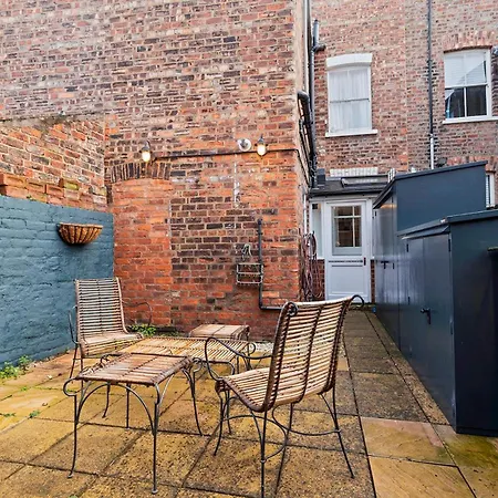 Gorgeous Victorian Town-house In With Parking - Pass The Keys York
