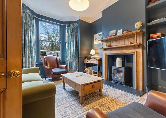 Gorgeous Victorian Town-house In With Parking - Pass The Keys