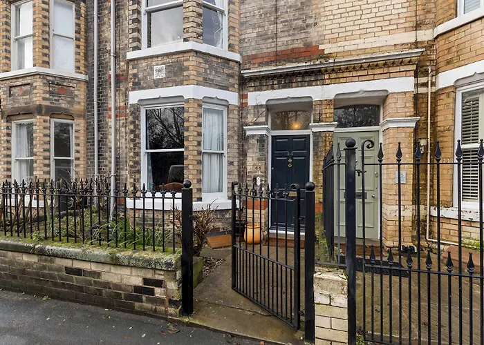 Gorgeous Victorian Town-house In With Parking - Pass The Keys *