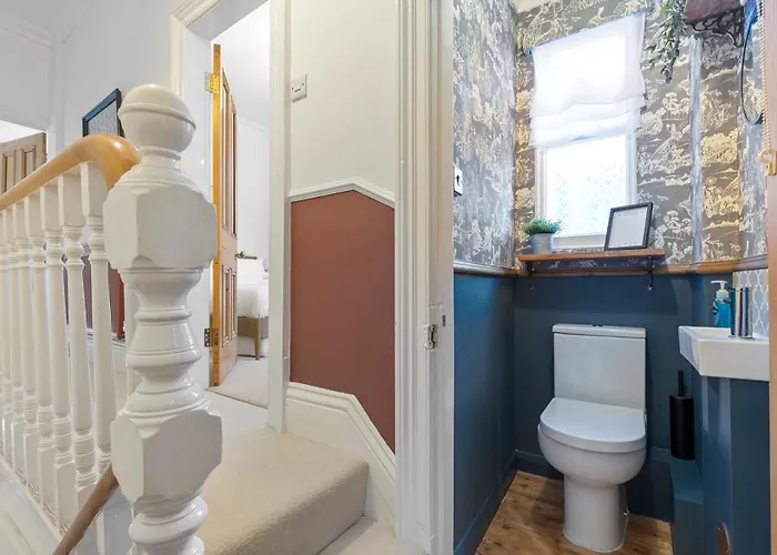 Gorgeous Victorian Town-house In With Parking - Pass The Keys *