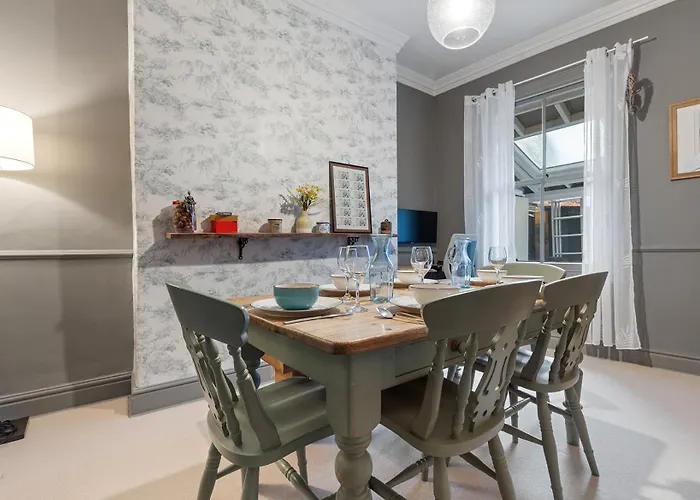 Gorgeous Victorian Town-house In With Parking - Pass The Keys York