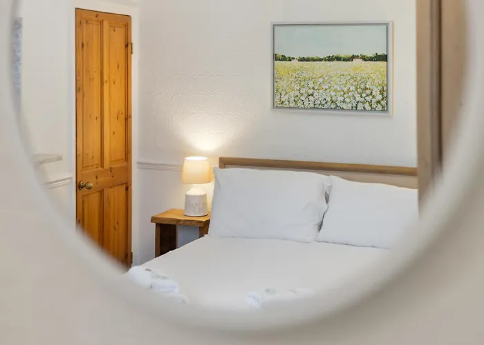 Gorgeous Victorian Town-house In With Parking - Pass The Keys *