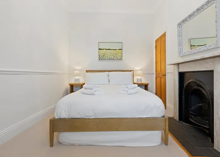 Gorgeous Victorian Town-house In With Parking - Pass The Keys