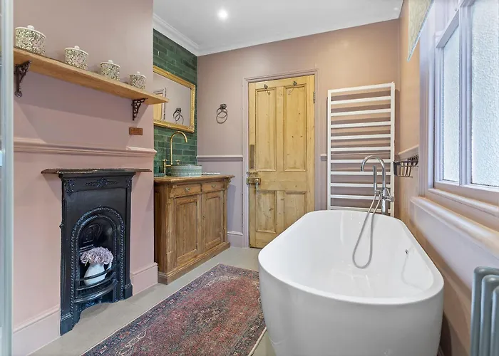 Gorgeous Victorian Town-house In With Parking - Pass The Keys *