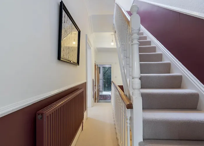 Gorgeous Victorian Town-house In With Parking - Pass The Keys *