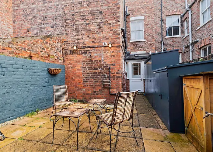Gorgeous Victorian Town-house In With Parking - Pass The Keys York