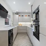 Gorgeous Victorian Town-house In With Parking - Pass The Keys *
