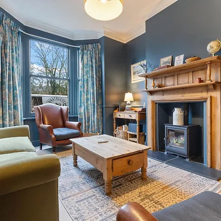 Gorgeous Victorian Town-house In With Parking - Pass The Keys