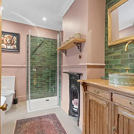 Gorgeous Victorian Town-house In With Parking - Pass The Keys * York