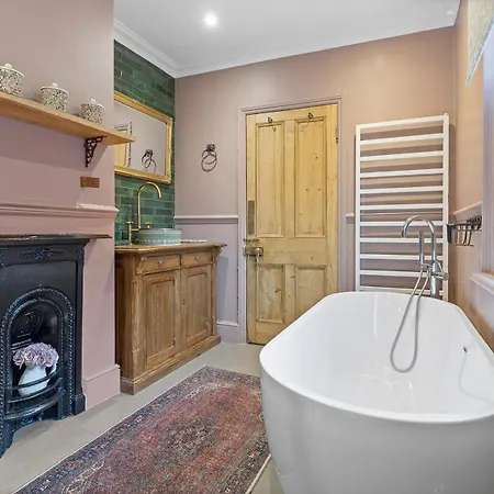 Gorgeous Victorian Town-house In With Parking - Pass The Keys *