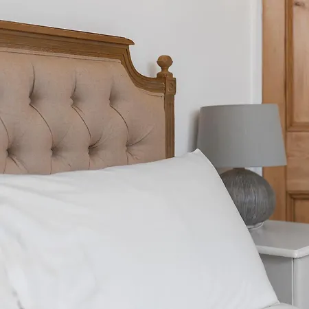 Gorgeous Victorian Town-house In With Parking - Pass The Keys *