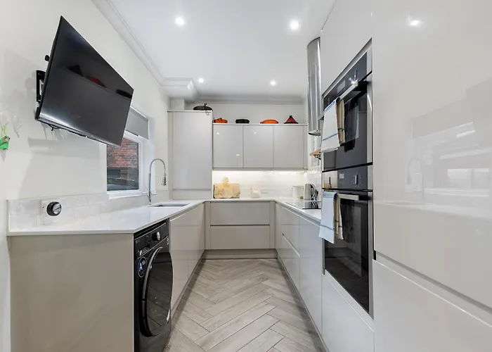 Gorgeous Victorian Town-house In With Parking - Pass The Keys *