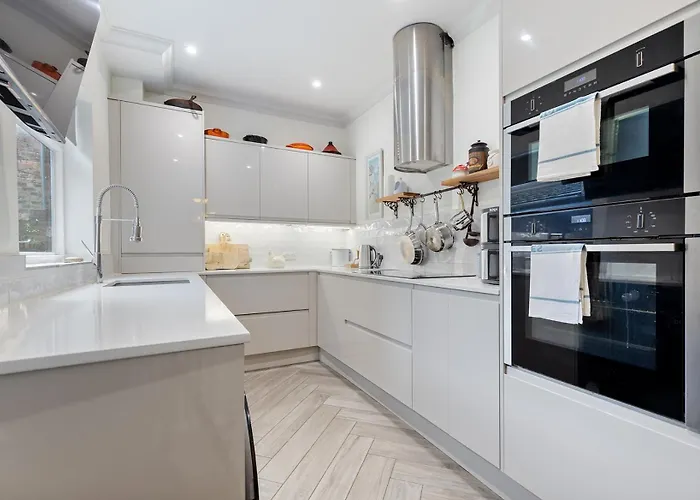 Gorgeous Victorian Town-house In With Parking - Pass The Keys Holiday home