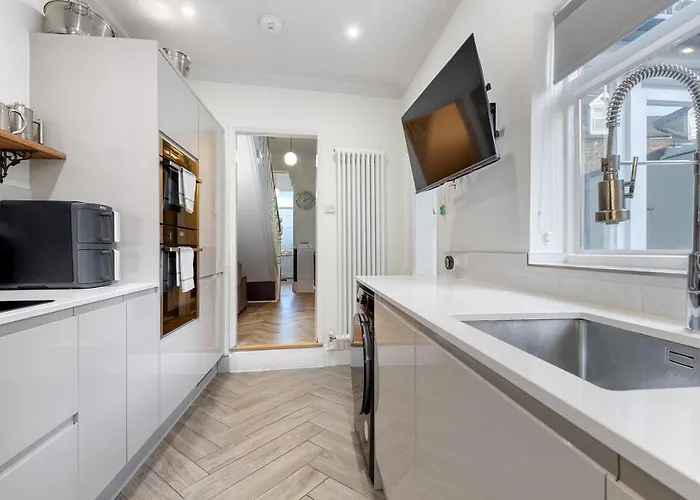 Gorgeous Victorian Town-house In With Parking - Pass The Keys Holiday home