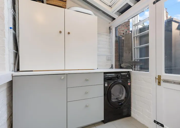 Gorgeous Victorian Town-house In With Parking - Pass The Keys Holiday home *