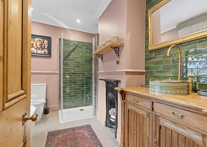 Gorgeous Victorian Town-house In With Parking - Pass The Keys * York