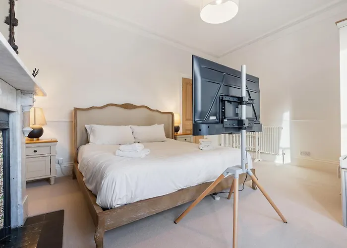 Gorgeous Victorian Town-house In With Parking - Pass The Keys Holiday home