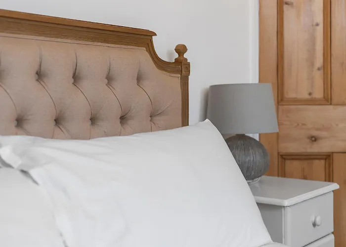 Gorgeous Victorian Town-house In With Parking - Pass The Keys *